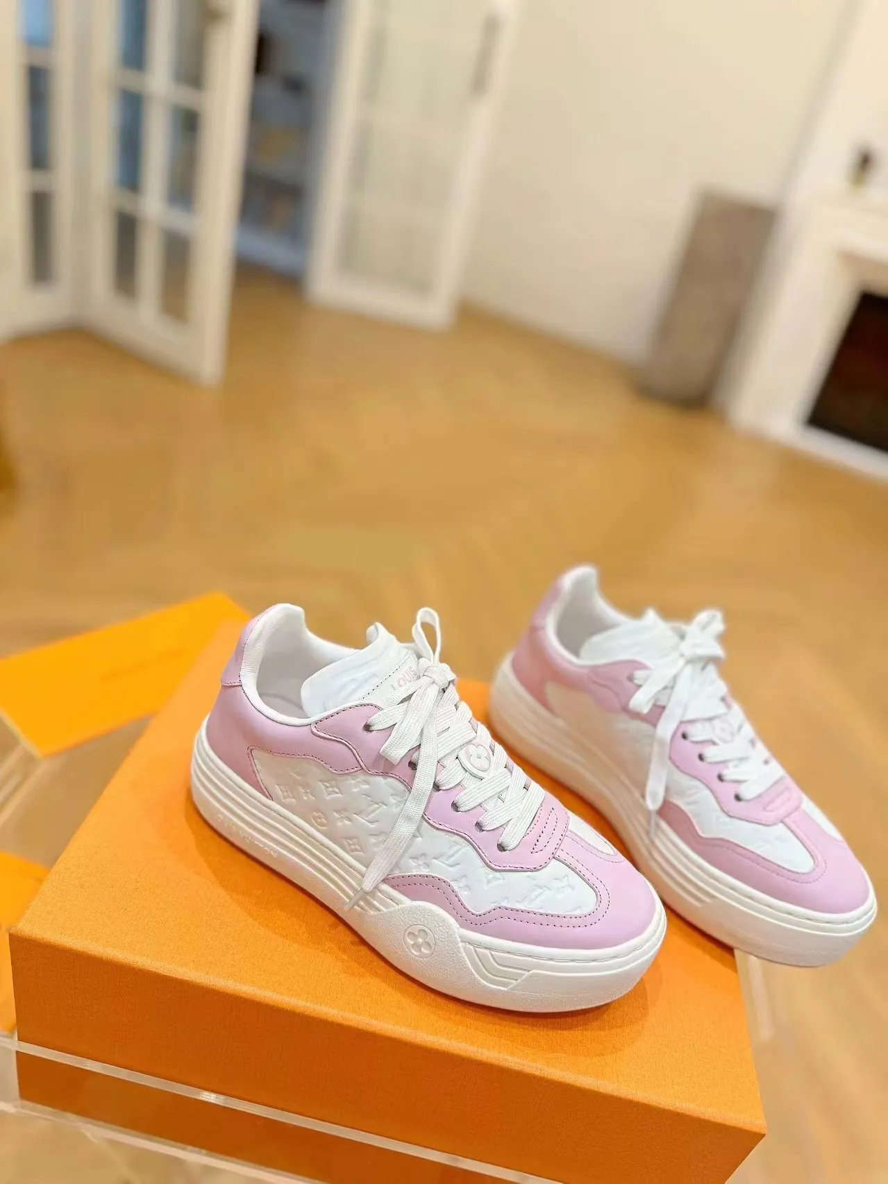 👟👟Ex-factory price 620👟👟Men's size +10 Same style for men and women🔥🔥𝐋𝐕 𝐃𝐢𝐬𝐜𝐨𝐯𝐞𝐫𝐲 2024 new sports shoes thick sole casual ❗️❗️ original purchase development and production LV Discovery lace-up shoes were unveiled at Louis Vuitton's fourth show. They are made of technical mesh fabric and metallic synthetic materials to create a streamlined design. Brand elements embellish the upper and lightweight rubber outsole, with technical shoelaces. Fabric: Original imported cowhide + technology mesh Inner lining: Original customized breathable mesh Sole: Original molded ultra-light rubber foam material Bottom thickness: 5.5CM Size: Women's 35-41 (41 customized), Men's 39-46, (45-46 customized)
